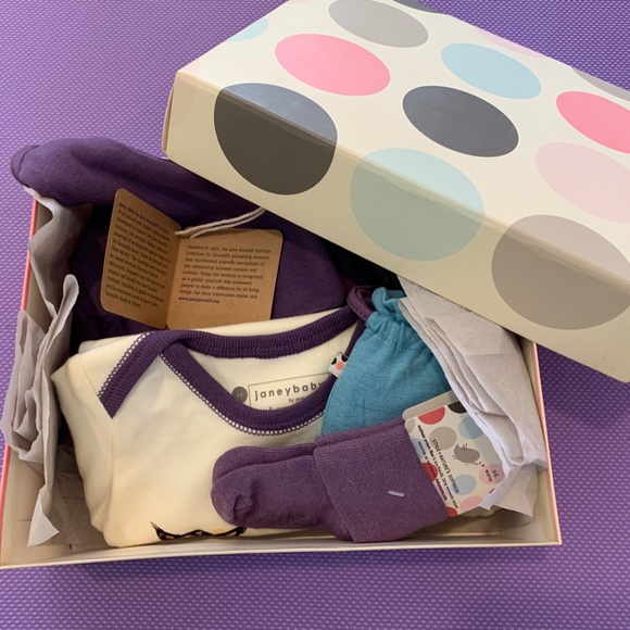 Babysoy Newborn Gift Set Bodysuit/Pants/Sock/Mittens/Hat/Gift Box - 3-6 months - Picture 2 of 9